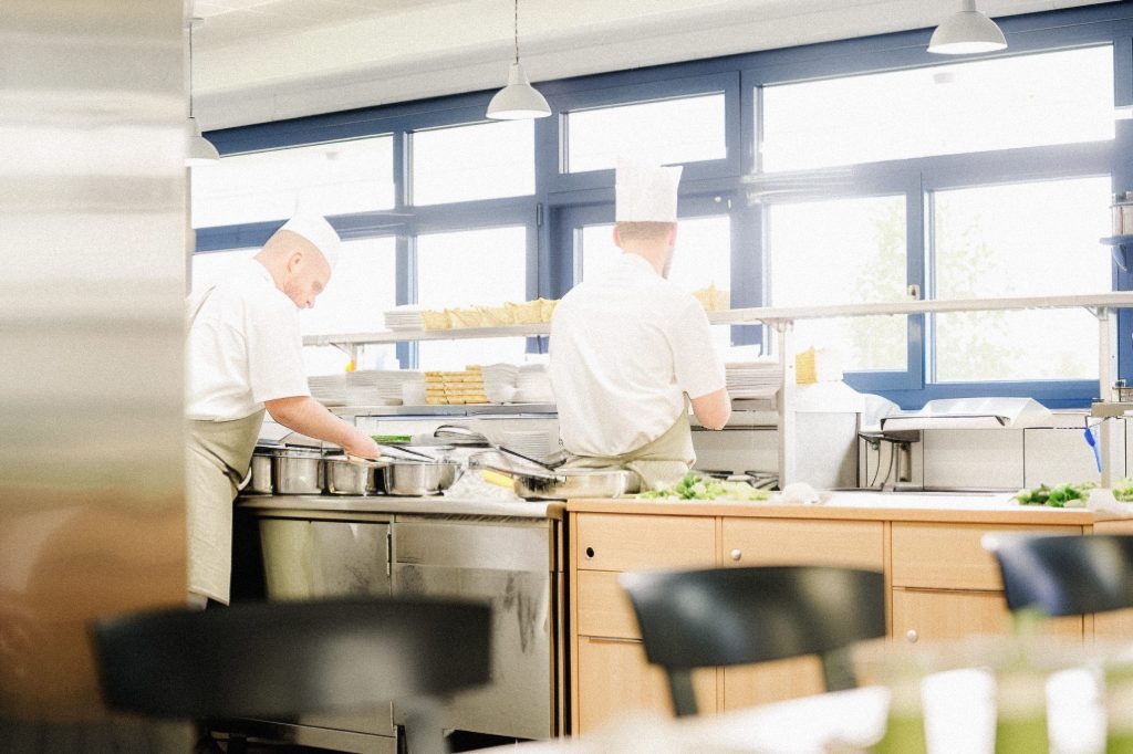 Zur Stellenbeschreibung „Küchenhilfe (m/w/d) / Mitarbeiter Cafeteria/Service (m/w/d)“