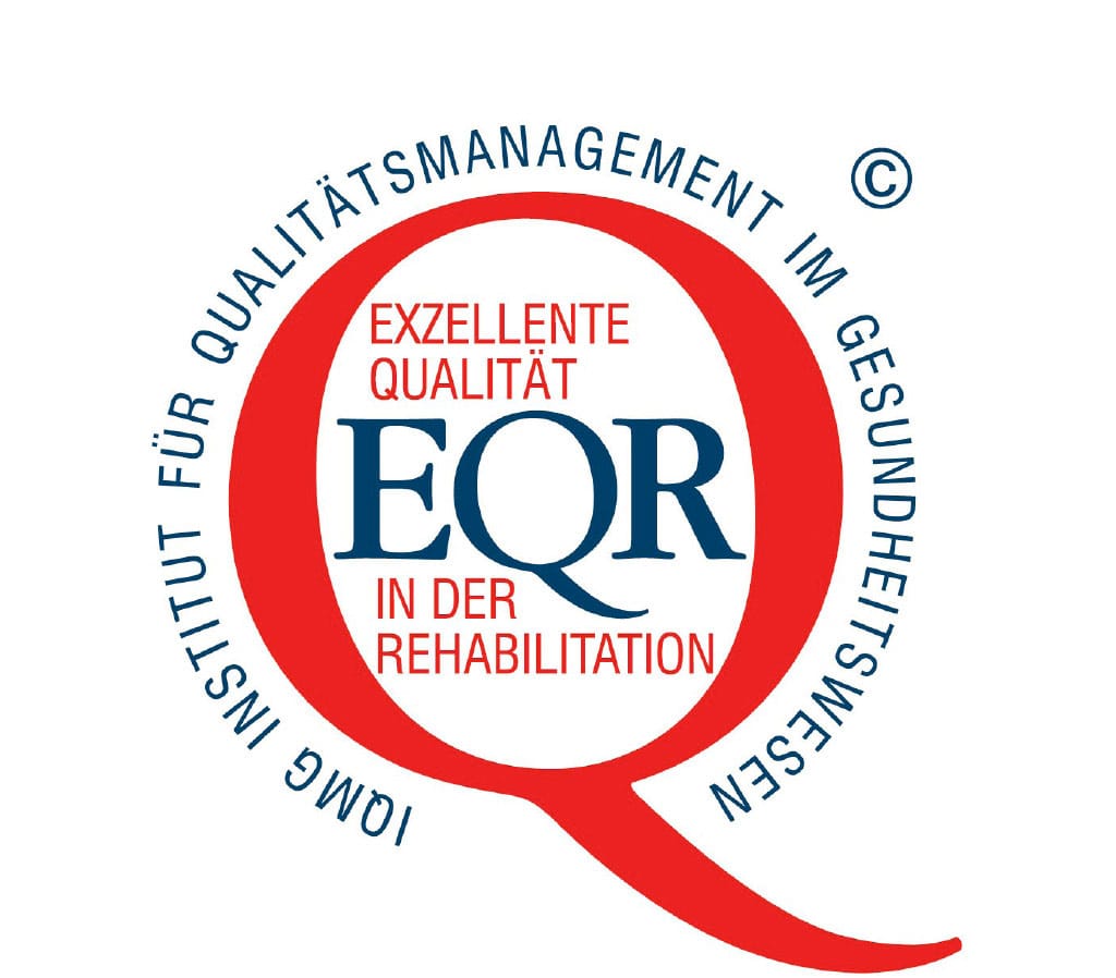 Logo des IQMG: Roter Kreis mit dem Schriftzug 'EQR – Exzellente Qualität in der Rehabilitation' und dem umlaufenden Text 'IQMG Institut für Qualitätsmanagement im Gesundheitswesen'